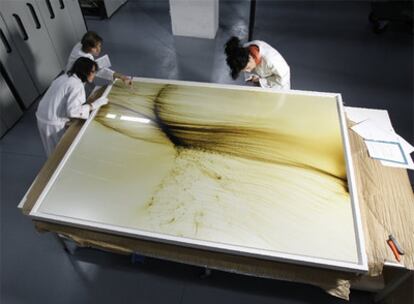 <b>Trabajadores del Centro de Arte 2 desembalan la obra </b><i>Sre / ischwinmer 38,</i> del fotógrafo Wolfgang Tillmans, adquirida en 2008.