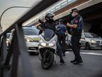 DVD 1020 (21-09-20) 
Controles de la Policia Local de Madrid en Puente de Vallecas para comprobar, de manera aleatoria, que la gente que esta en la calle lo hace por una causa justificada. Desde este lunes, este es uno de los barrios de la capital bajo confinamiento. Esta medida la ha implementado la Comunidad de Madrid para intentar controlar la pandemia de Covid19. 
Foto: Olmo Calvo
