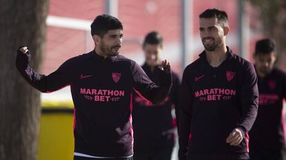 Banega y Suso, en un entrenamiento del Sevilla.