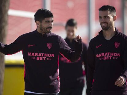 Banega dialoga con Suso.