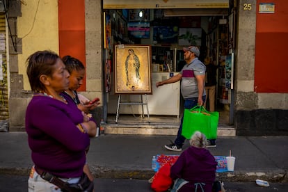 Personas caminan por la calle de Donceles, en la capital del país.