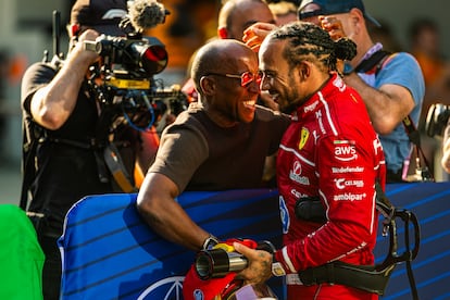 Lewis Hamilton, junto a su padre, Anthony Hamilton, hoy en Shanghái.