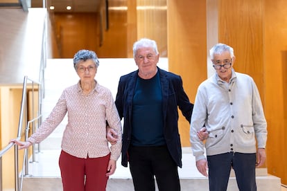 Víctor Manuel, en el centro, entre Mariluz Castro y Antonio Roldán, la pareja que le inspiró la letra de la canción 'Solo pienso en ti', en el festival de Málaga.