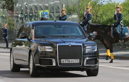 La limusina de fabricación rusa del nuevo presidente Vladimir Putin, parte del proyecto Cortege, antes de la ceremonia de inauguración en el Kremlin.