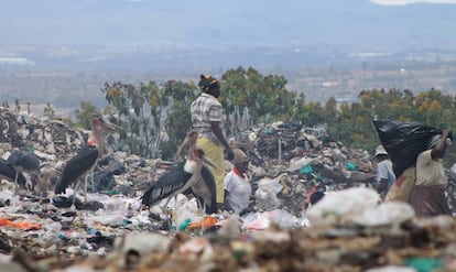 Mujeres que trabajan en el vertedero de Gioto, cerca de Nakuru.