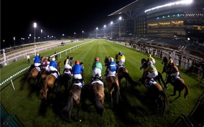 Salida de una carrera de caballos en el hip&oacute;dromo Meydan, en Dubai. 