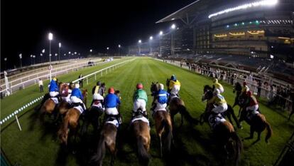 Salida de una carrera de caballos en el hip&oacute;dromo Meydan, en Dubai. 