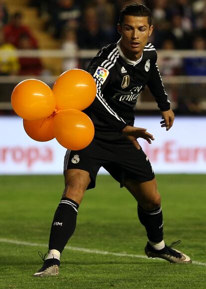 Durante la primera parte hubo unos globos de color naranja sobre el campo. En la imagen, Cristiano Ronaldo, que vio la amarilla en el segundo tiempo.
