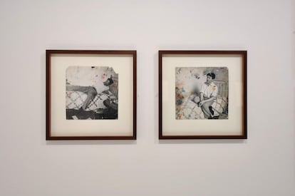 Fotografía en blanco y negro de John Deakin, que retrata a Lucian Freud sentado sobre la cama de Francis Bacon