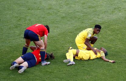 Las jugadores, Vicky Losada (a la izquierda) y Thembi Kgatlana, se duelen en el suelo tras un choque en la pugna por el balón.
