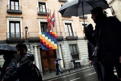 Bandera aymara en el balcón de la Junta del Distrito Centro.
