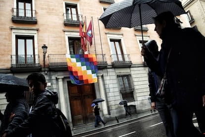 Bandera aymara en el balc&oacute;n de la Junta del Distrito Centro.