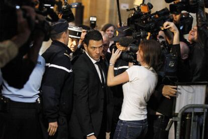 Kerviel intenta abrirse paso en la Corte de París ayer, antes de escuchar la sentencia.