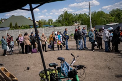 Una cola para recibir harina en un punto de donación de alimentos en Járkov, el 23 de mayo.