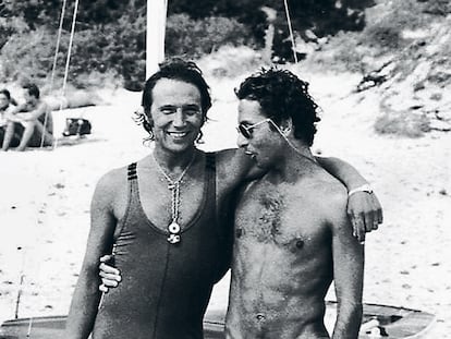 Carlos Martorell, con tanga, en la playa de Las Salinas junto a Giorgio, personaje de la 'fauna' ibicenca de los setenta