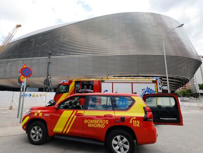 Dispositivo de seguridad, con dotaciones de Bomberos del Ayuntamiento de Madrid y de equipos de Samur, a la altura el número 142 del paseo de la Castellana, donde se ha produdo la fuga de gas.