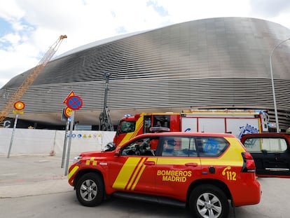 Dispositivo de seguridad, con dotaciones de Bomberos del Ayuntamiento de Madrid y de equipos de Samur, a la altura el número 142 del paseo de la Castellana, donde se ha produdo la fuga de gas.