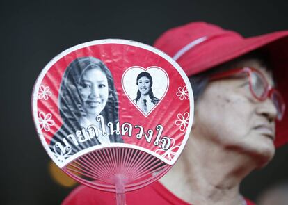 Un partidario sostiene un ventilador con la imagen de la ex primera ministra tailandesa frente a una sede de la Corte Suprema en Bangkok, este miércoles.