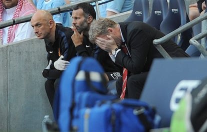 David Moyes, con Giggs a su lado, se lamenta durante el partido.