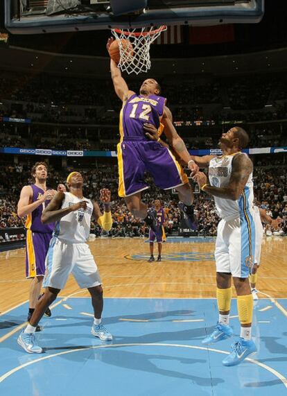 El jugador de los Lakers Shannon Brown se prepara para anotar