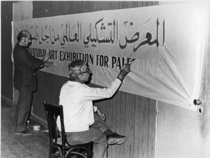 Shammout y Najjar pintan la banderola para 'The International Art Exhibition for Palestine', Beirut, 1978.
