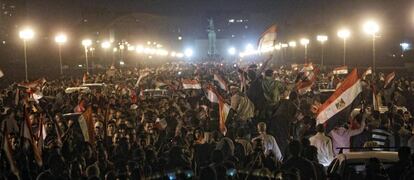 Una multitud celebra la caída del presidente egipcio, Hosni Mubarak, en el puente de Kasr al Nil sobre el río Nilo, uno de los principales accesos a la plaza de la Liberación en el Cairo, Egipto.