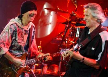 Carlos Santana (a la izquierda) y John McLaughlin, durante su actuación en Montreux.