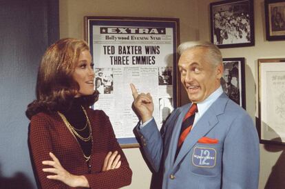 Mary Tyler Moore y Ted Knight en 'The Mary Tyler Moore Show', la revolucionaria telecomedia de los setenta que se reía en gran parte de sus chistes del mundo del periodismo.