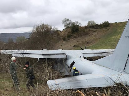 Estado en que quedó el avión del Ejército del Aire tras salirse de la pista en Jaca.