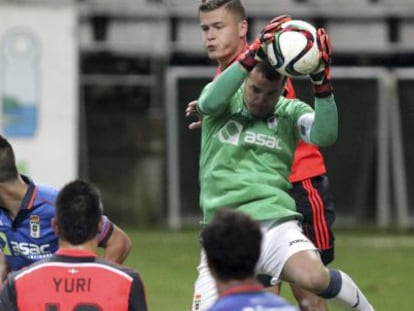 El guardameta del Real Oviedo, Esteban, captura el balón ante los jugadores de la Real Sociedad. 