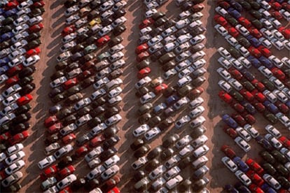 Vista aérea de un deposito de coches en Madrid.