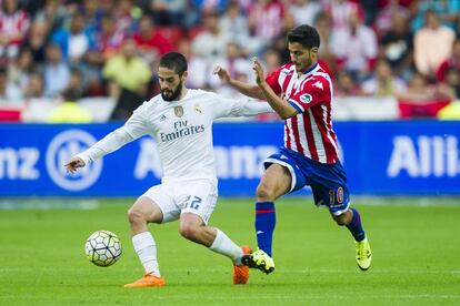 Isco presionado por Nacho Cases