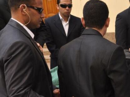 Mubarak es llevado en camilla a los juzgados.