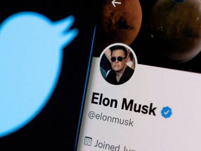 Cuenta de Twitter de Elon Musk, junto al logo de la red social.