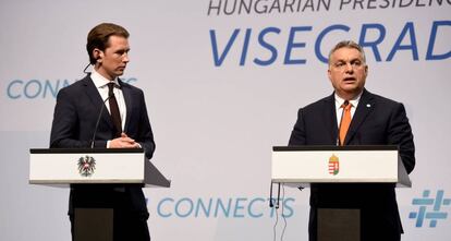 Sebastian Kurz (i) y Viktor Orbán, este jueves en Budapest.