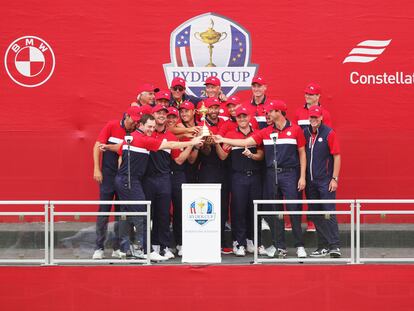 El equipo estadounidense, con la copa.