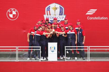 El equipo estadounidense, con la copa.