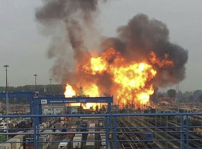 Las llamas devoran parte de las instalaciones tras una explosión en una planta de la compañía Basf en Ludwigshafen (Alemania).