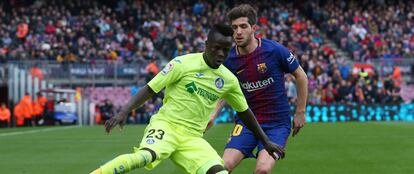 Amath Ndiaye y Sergi Roberto, disputan el balón.