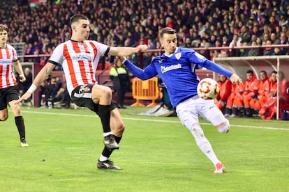 El delantero del Athletic Club, Alex Berenguer (d), disputa el balón ante el centrocampista del Logroñés, Iván Garrido, este sábado.