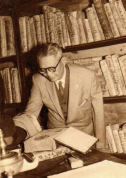 Antonio Abad (1894-1970). Dramaturgo, novelista y ensayista. Obtuvo en 1927 por La oveja de Nathán el Premio Enrique Zóbel. Este galardón literario se concedió hasta el año 2000 a escritores filipinos por obras escritas originariamente en castellano. Veterano de la guerra del Pacífico, la calidad de sus escritos hace que este profesor de español esté considerado uno de los más destacables escritores hispanofilipinos. En su obra, El Campeón, retrata la vida de la Filipinas de principios del siglo XX a través de las vivencias del gallo de pelea Banogón. Murió trabajando en un diccionario plurilingüe castellano-inglés-tagalo-ilocano-cebuano.