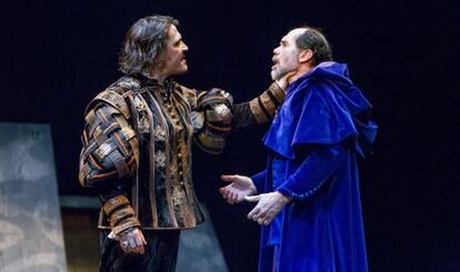 Ensayo de la obra 'Enrique VIII y La cisma de Inglaterra', la versión de José Gabriel López Antuñano, que se representa en el Teatro Pavón de Madrid hasta el 26 de abril.