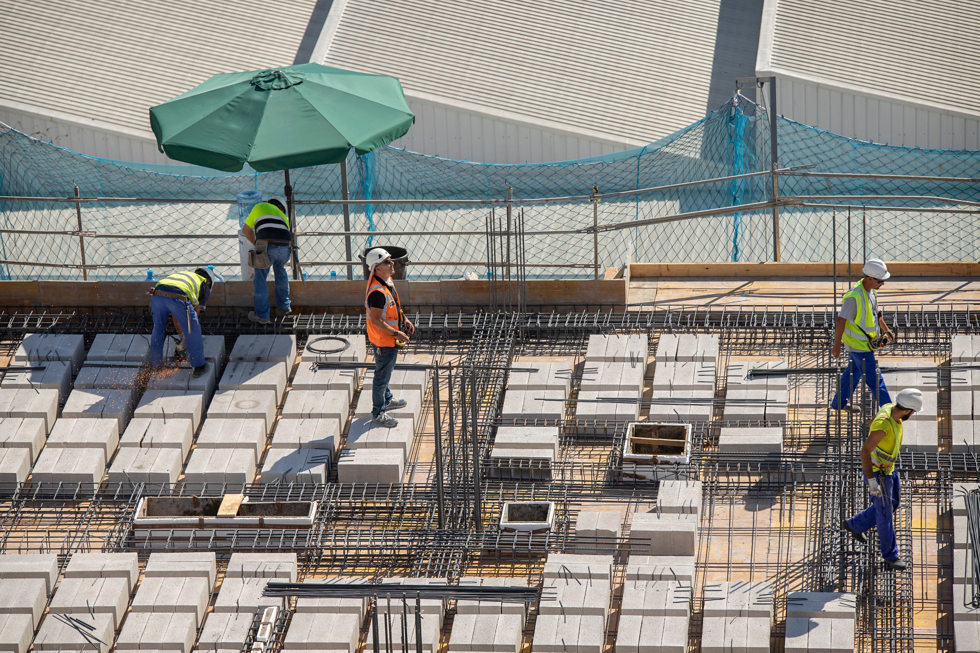Empleados de la construcción, en una obra en Sevilla en 2021.
