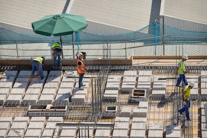 Empleados de la construcción, en una obra en Sevilla en 2021.