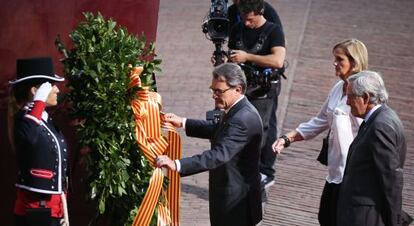 Artus Mas, la víspera de la Diada de 2014 en la ofrenda floral en la plaza del Foso de las Moreras de Barcelona.