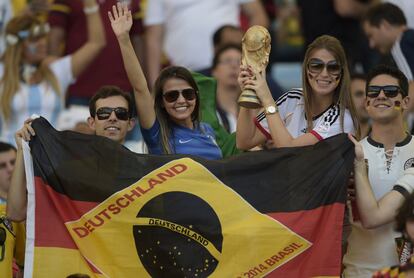 Na torcida, alemães fazem homenagem ao Brasil.