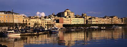 Perfil de Siracusa, junto al mar Jónico, ciudad de la que partían en la antigüedad naves con atletas hacia Olimpia para competir en los Juegos.