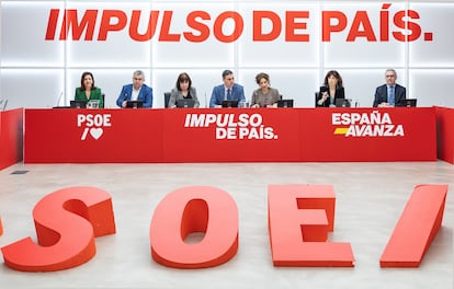 Pedro Sánchez, con varios miembros de su ejecutiva federal, reunidos el lunes en Madrid, en una imagen del partido.