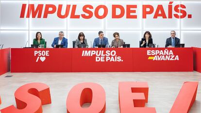 Pedro Sánchez, con varios miembros de su ejecutiva federal, reunidos el lunes en Madrid, en una imagen del partido.