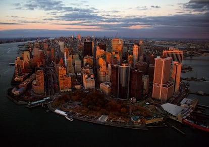 Un vista del la parte baja de la ciudad donde Frank Ghery ha levantado su primer rascacielos en Manhattan.